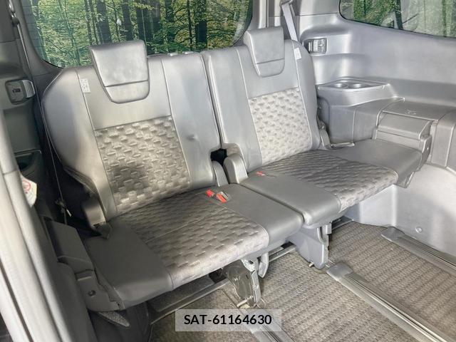 Toyota VOXY 2023-07 8221062-9