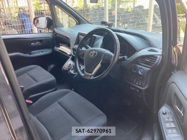 Toyota VOXY 2014-03 8221109-12