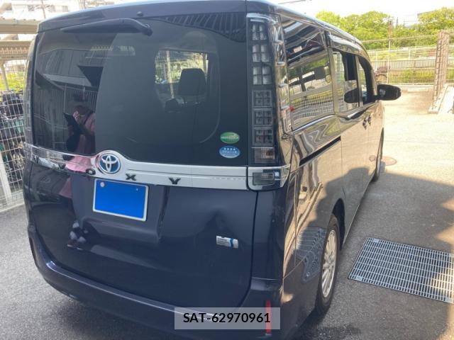 Toyota VOXY 2014-03 8221109-2