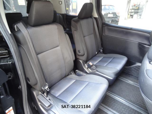 Toyota VOXY 2016-03 8221266-11