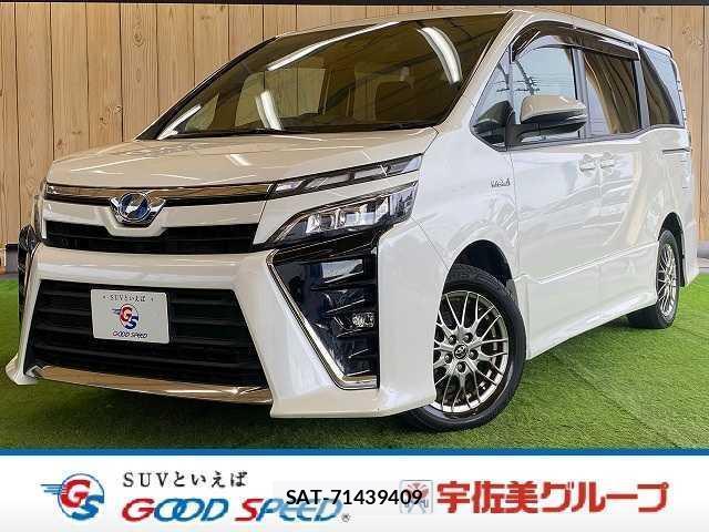 Toyota VOXY 2017-10 8221285-0