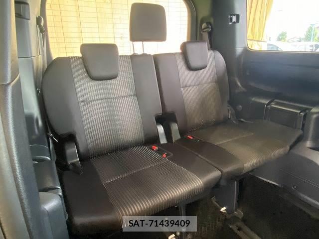 Toyota VOXY 2017-10 8221285-11