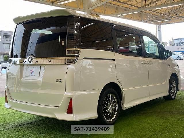 Toyota VOXY 2017-10 8221285-16