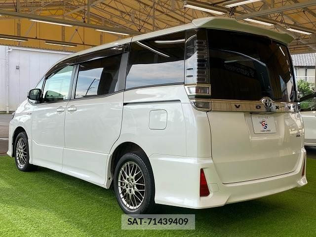Toyota VOXY 2017-10 8221285-17
