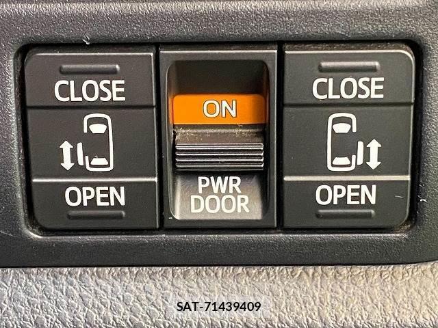 Toyota VOXY 2017-10 8221285-4