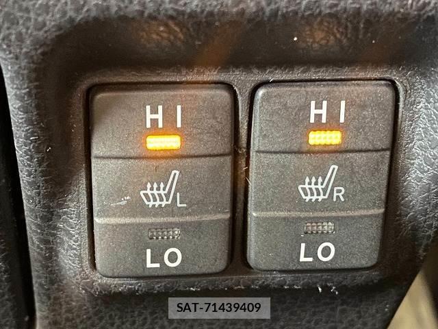 Toyota VOXY 2017-10 8221285-6