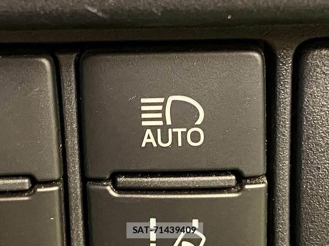 Toyota VOXY 2017-10 8221285-7