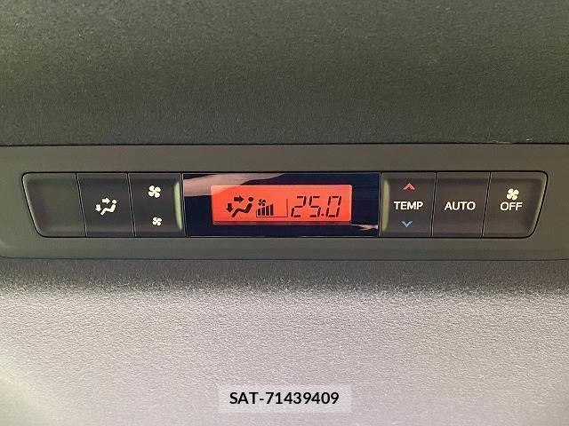 Toyota VOXY 2017-10 8221285-8
