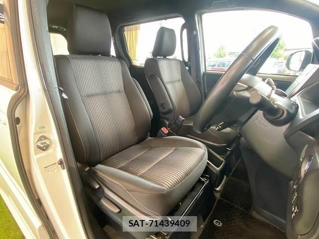 Toyota VOXY 2017-10 8221285-9