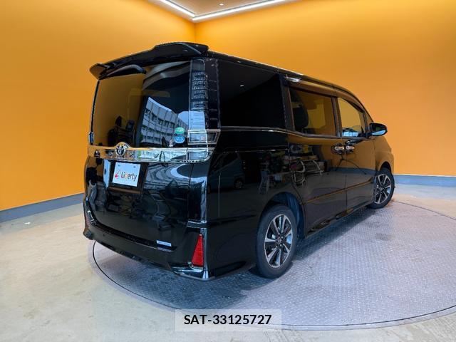 Toyota VOXY 2020-03 8221317-12