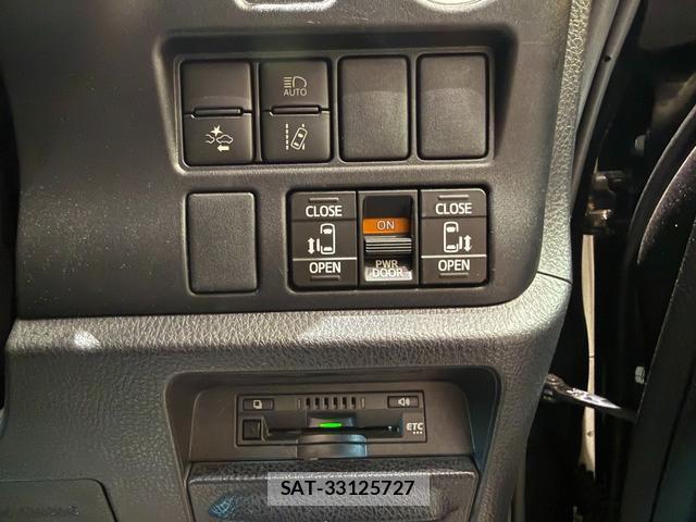 Toyota VOXY 2020-03 8221317-3