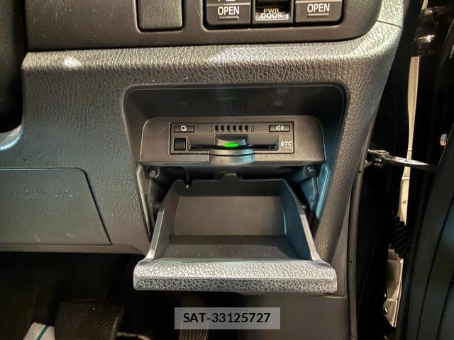 Toyota VOXY 2020-03 8221317-4