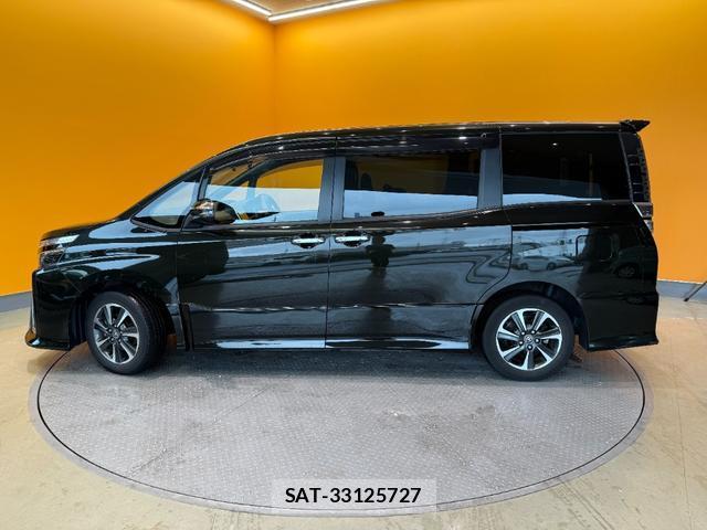 Toyota VOXY 2020-03 8221317-9