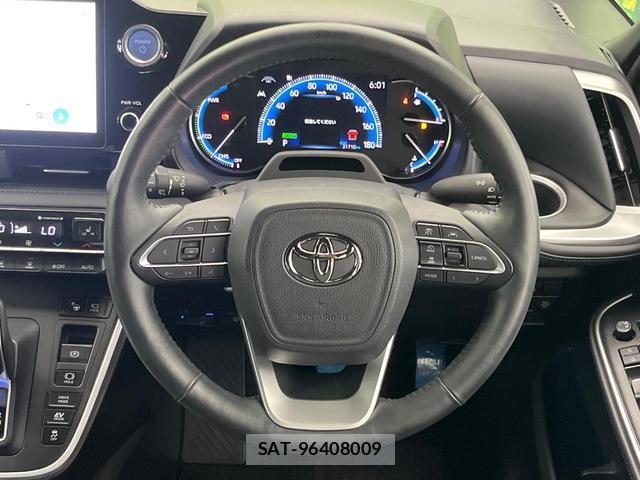 Toyota VOXY 2022-11 8221373-12