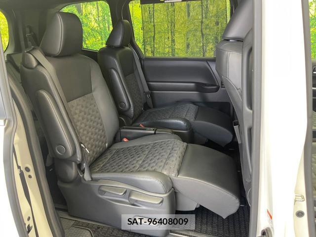 Toyota VOXY 2022-11 8221373-9