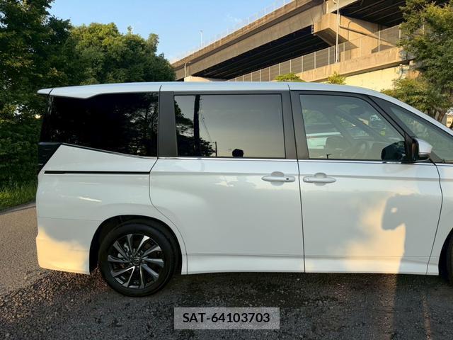 Toyota VOXY 2025-09 8221473-9