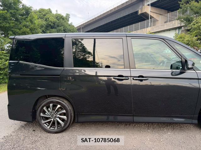 Toyota VOXY 2025-09 8221482-1