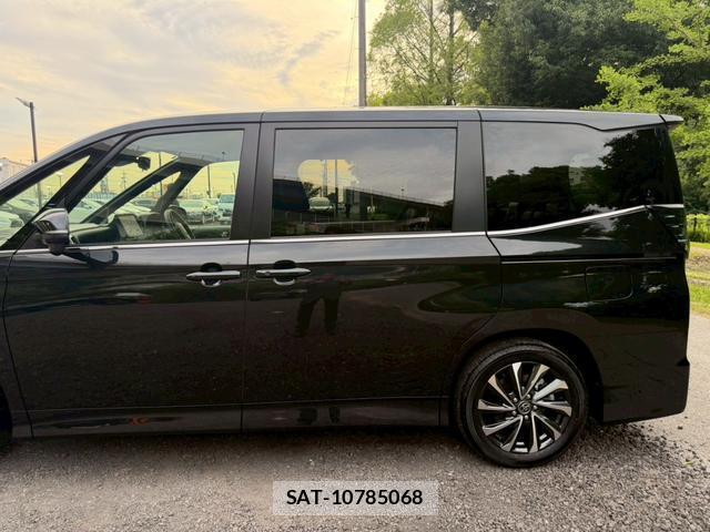 Toyota VOXY 2025-09 8221482-14