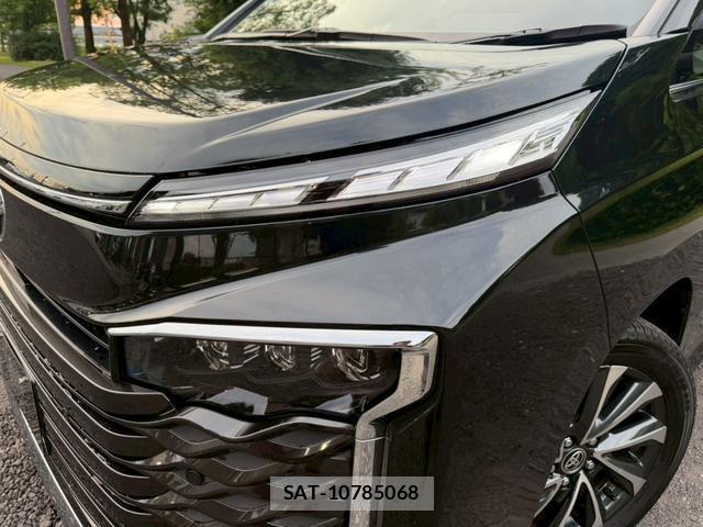 Toyota VOXY 2025-09 8221482-5