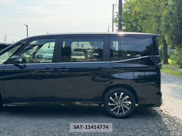 Toyota VOXY 2026-06 8221486-5