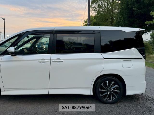 Toyota VOXY 2025-01 8221487-1