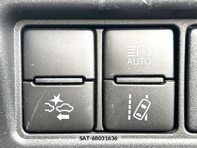 Toyota VOXY 2019-01 8221573-6