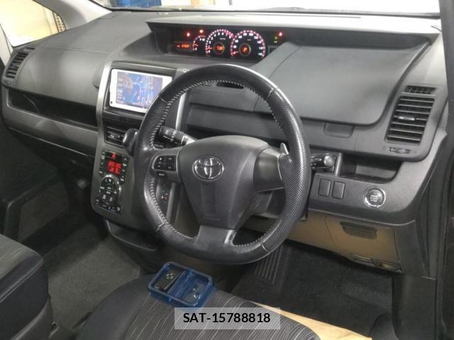 Toyota VOXY 2012-07 8221676-2