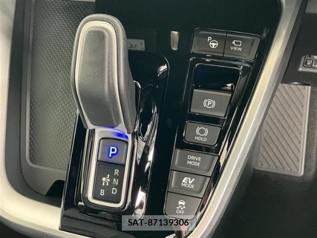 Toyota VOXY 2026-06 8221823-17