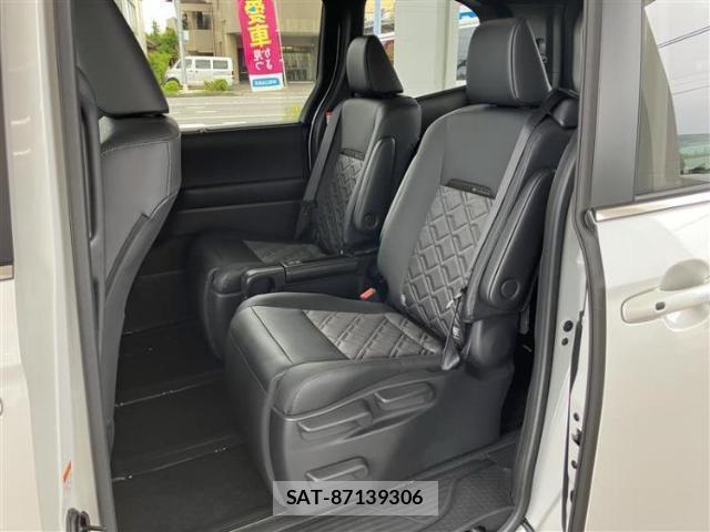 Toyota VOXY 2026-06 8221823-6