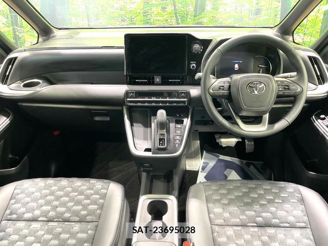Toyota VOXY 2025-07 8221976-1