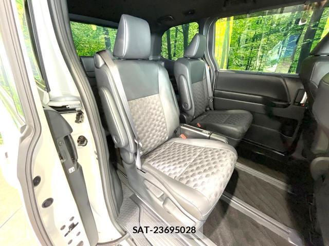 Toyota VOXY 2025-07 8221976-8