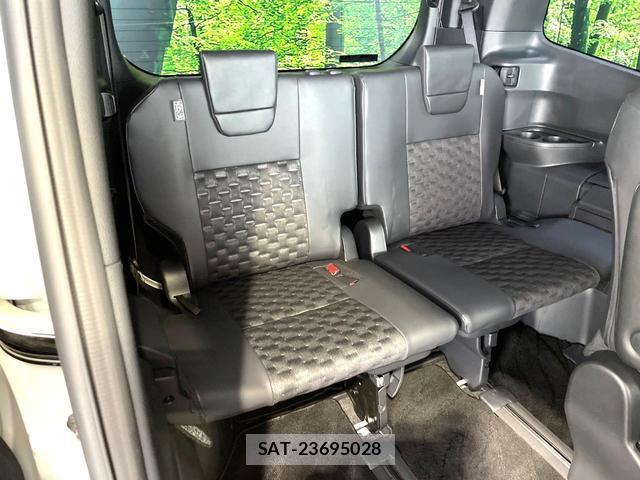 Toyota VOXY 2025-07 8221976-9