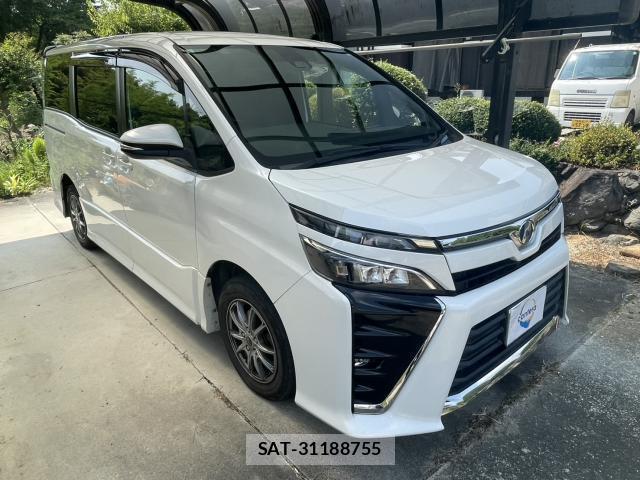 Toyota VOXY 2017-08 8222056-0