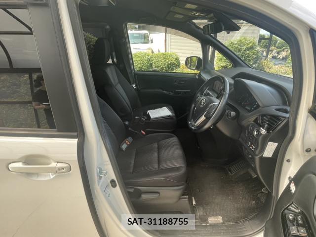 Toyota VOXY 2017-08 8222056-3