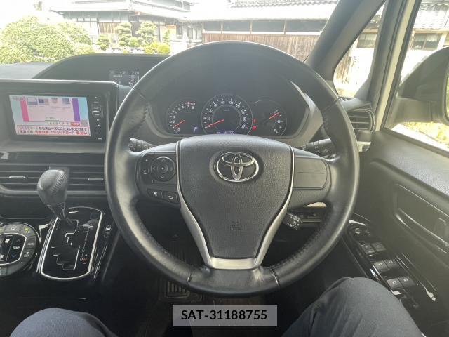 Toyota VOXY 2017-08 8222056-4