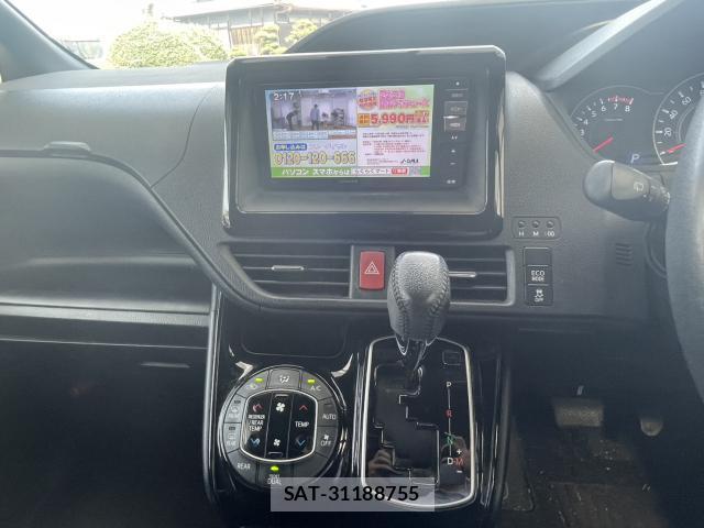 Toyota VOXY 2017-08 8222056-5