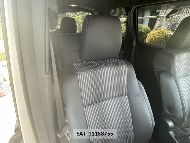 Toyota VOXY 2017-08 8222056-6