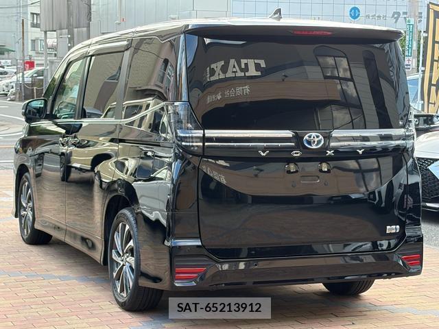 Toyota VOXY 2023-06 8222083-1