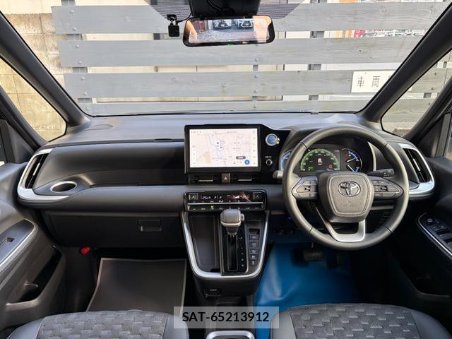 Toyota VOXY 2023-06 8222083-2