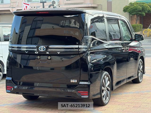 Toyota VOXY 2023-06 8222083-5