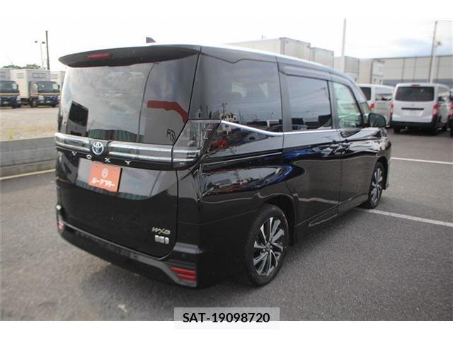 Toyota VOXY 2023-07 8222088-15