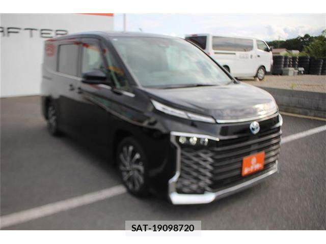 Toyota VOXY 2023-07 8222088-9