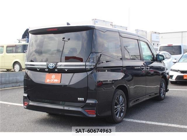 Toyota VOXY 2022-10 8222108-12