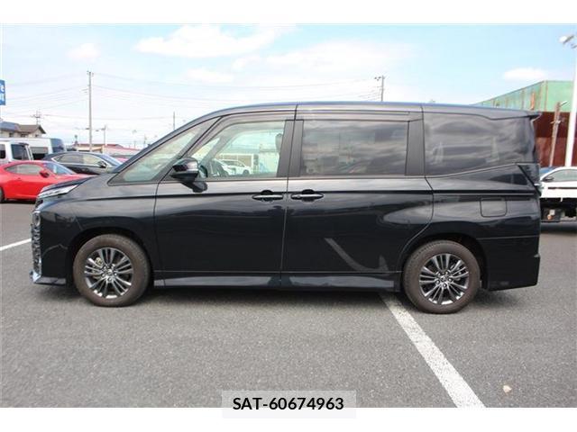 Toyota VOXY 2022-10 8222108-9