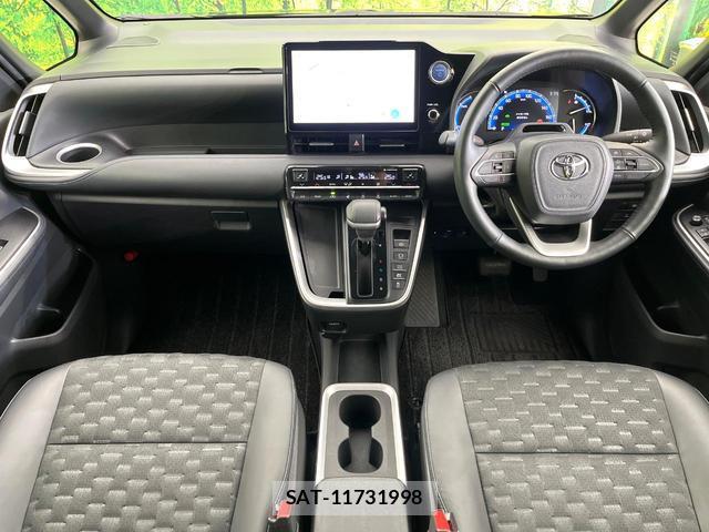 Toyota VOXY 2023-06 8222110-1