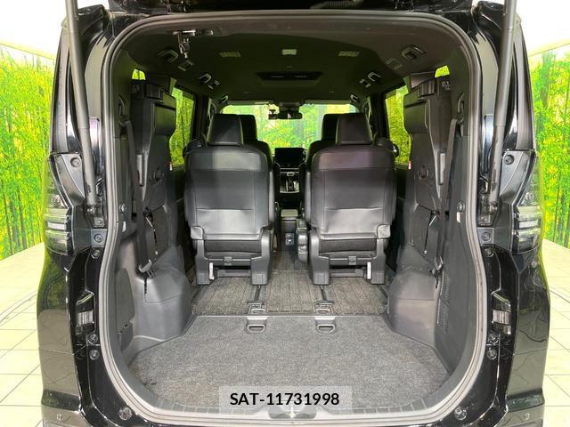 Toyota VOXY 2023-06 8222110-10