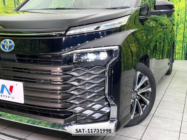 Toyota VOXY 2023-06 8222110-11
