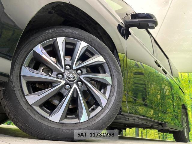 Toyota VOXY 2023-06 8222110-12