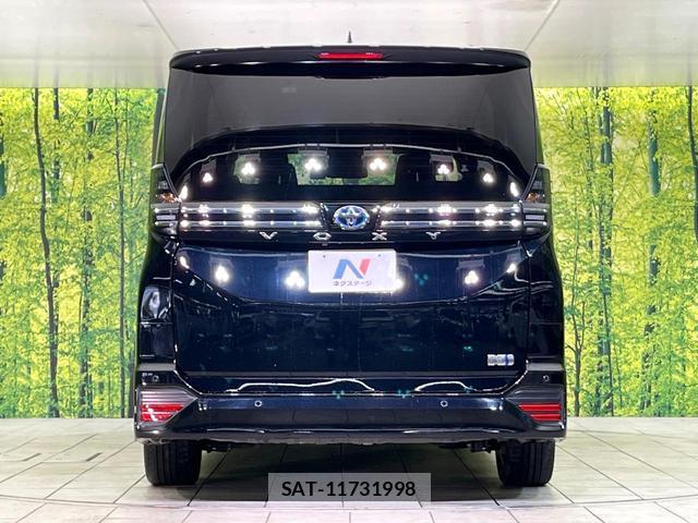 Toyota VOXY 2023-06 8222110-14
