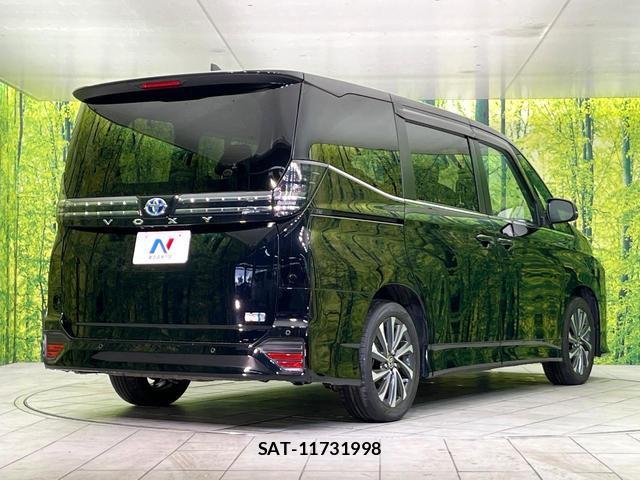 Toyota VOXY 2023-06 8222110-16